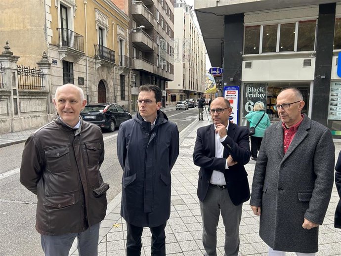 Concejales del PSOE de Valladolid en la calle López Gómez.