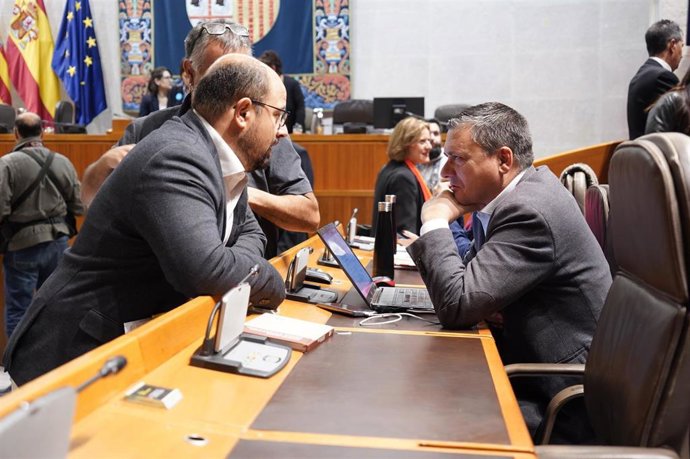 El diputado del PAR Alberto Izquierdo conversa con el parlamentario del PSOE Fernando Sabés.
