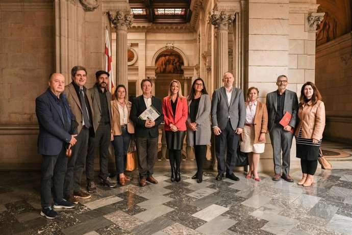 La teniente de alcalde Maria Eugnia Gay junto al presidente del World Peace Forum Josep Flix Bentz y organizadores del evento.