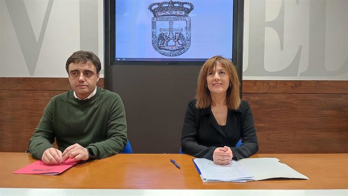 Los concejales del PSOE de Oviedo Javier Ballina y Marisa Ponga en rueda de prensa.