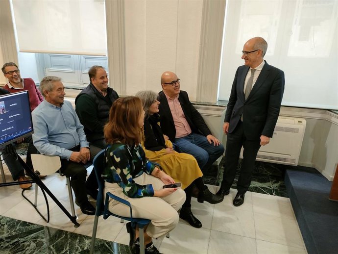 El presidente de la Diputación de Salamanca, Javier Iglesias (d), habla con diputados del equipo de Gobierno este viernes en La Salina
