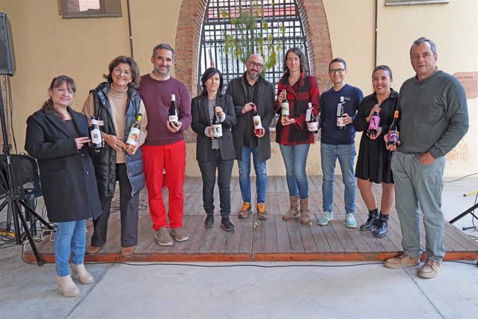 Integrantes de las ocho bodegas catalanas que elaboran vino joven, hecho con la primera cosecha de la temporada y sin reposar tras la fermentación