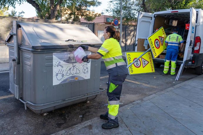 Archivo - Operarios limpian en las inmediaciones del colegio del barrio de San Jerónimo