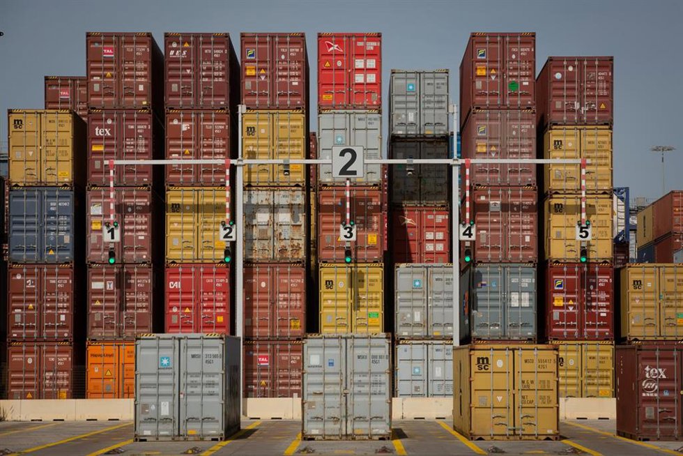Archivo - Contenedores de mercancías en el muelle de descarga del Puerto de Barcelona.