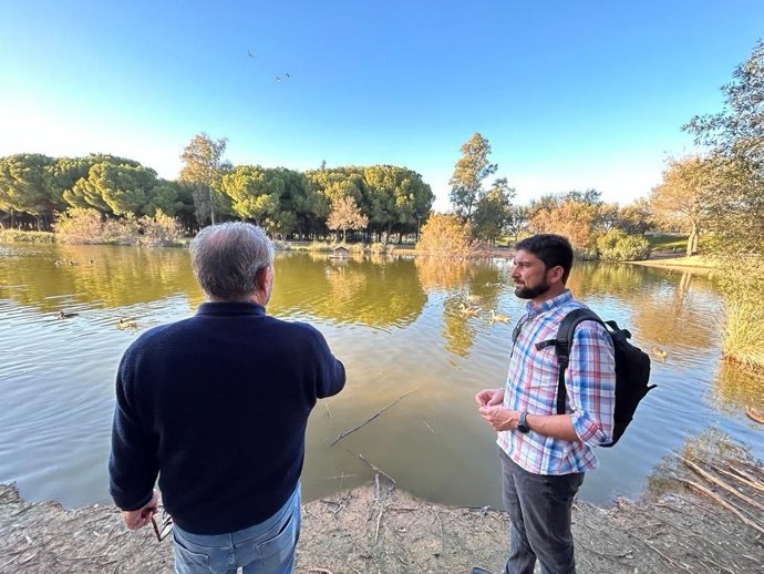 El portavoz adjunto de Podemos-IU, Ismael Sánchez, en el estanque del parque Infanta Elena.
