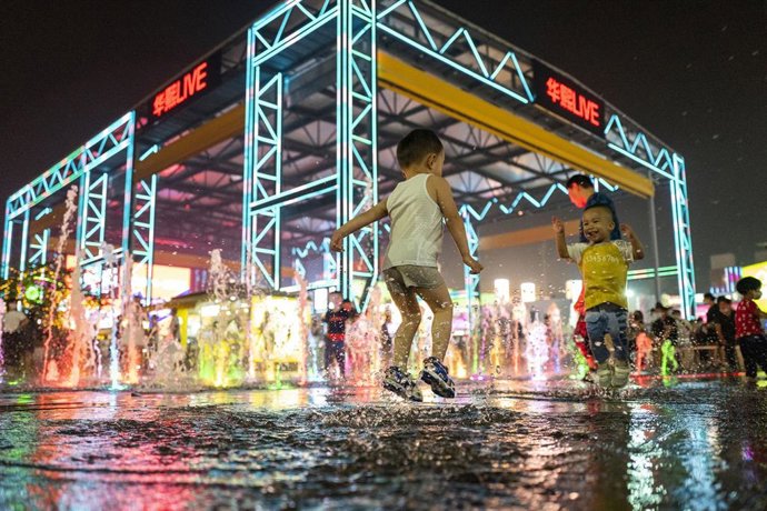 Archivo - 28 July 2020, China, Beijing: Children play at Beijing night market after its reopening. Photo: -/TPG via ZUMA Press/dpa