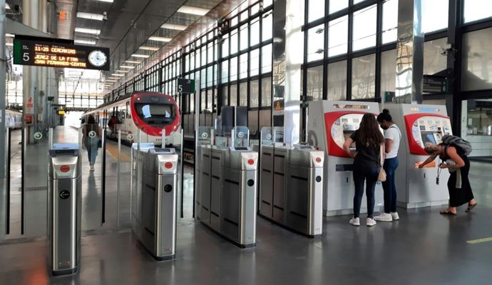 Acceso a las vías por los tornos de la estación de tren de Cádiz