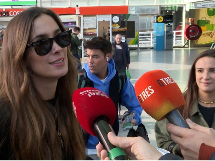 María y Marta Pombo a su llegada a Madrid tras asistir en Sevilla a los Grammy Latinos