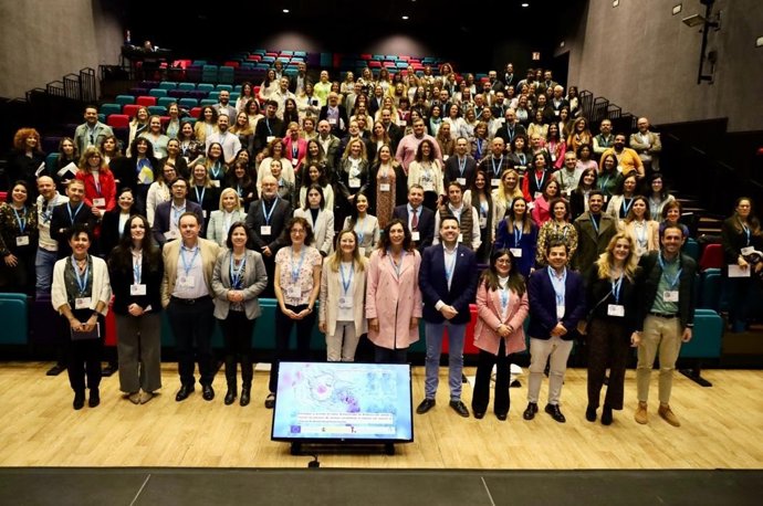 Foto de familia de la jornada 'POPI-zonas desfavorecidas', presidida por la consejera de Inclusión Social, Juventud, Familias e Igualdad, Loles López, en el Cartuja Center Cite de Sevilla.