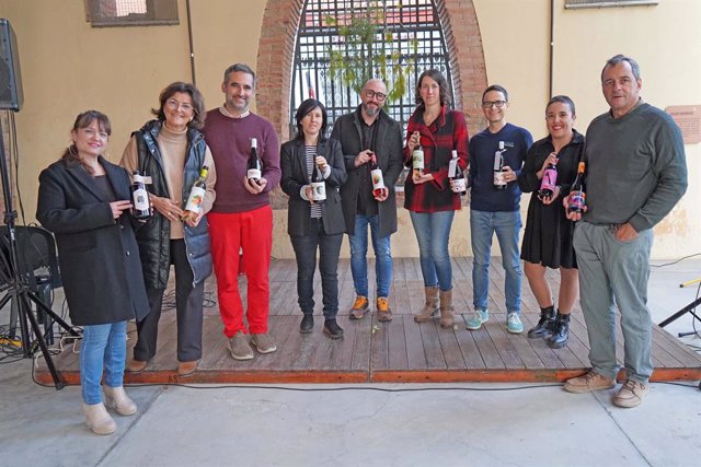 Integrants dels vuit cellers catalans que elaboren vi novell