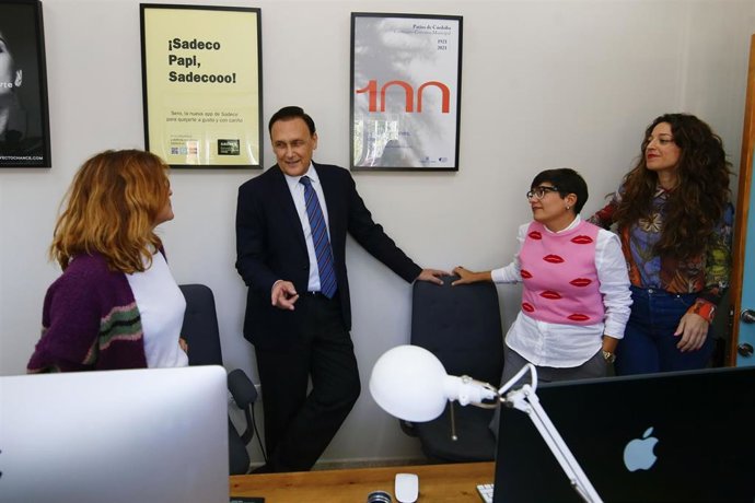 Gómez Villamandos, en la visita a uno de los despachos del ampliado CADE de Córdoba.