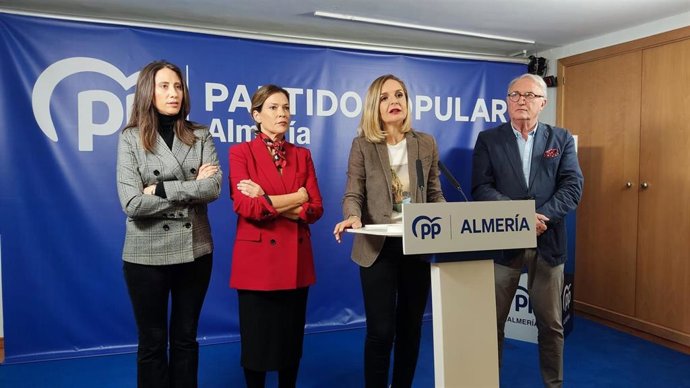 Frente al atril, la portavoz del PP-A y diputada nacional, Maribel Sánchez Torregrosa.