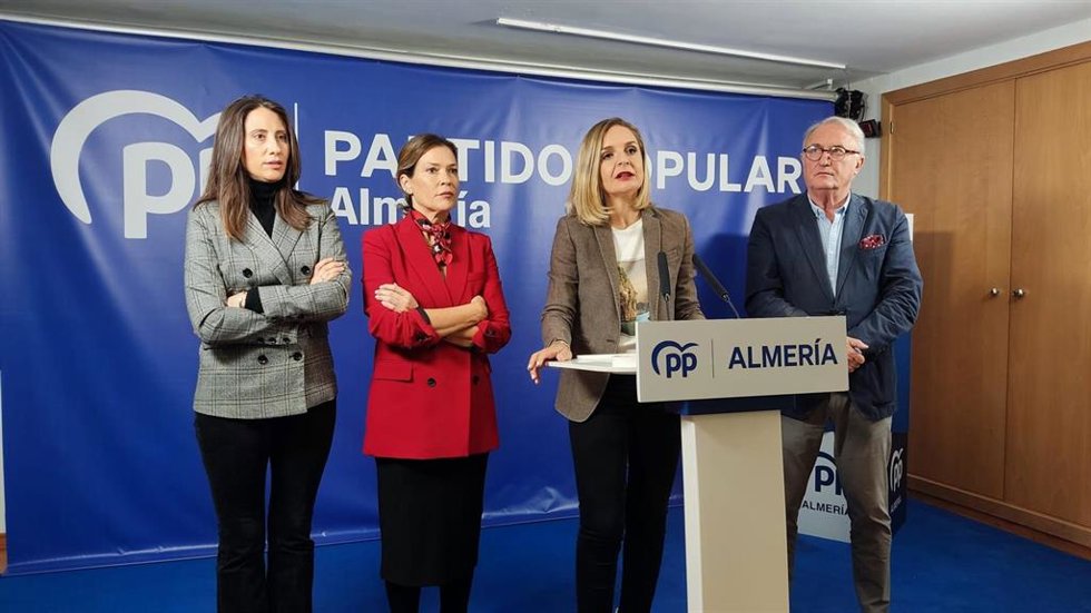 Frente al atril, la portavoz del PP-A y diputada nacional, Maribel Sánchez Torregrosa.