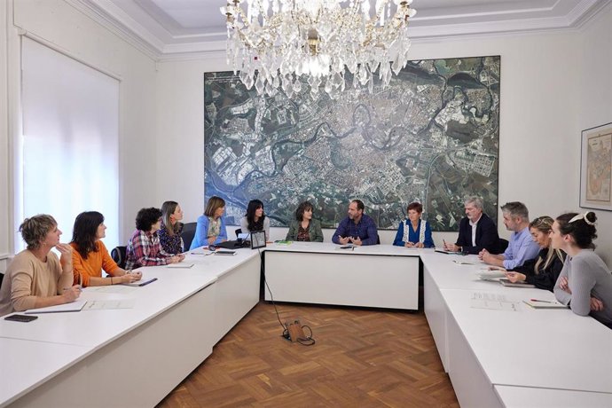 Primera reunión de la Mesa de prevención del suicidio compuesta por el Ayuntamiento de Pamplona junto con la asociación Besarkada - Abrazo y el Teléfono de la Esperanza.