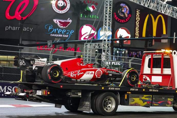 55 SAINZ Carlos (spa), Scuderia Ferrari SF-23, return to the garage with damages after hitting a manhole cover during the 2023 Formula 1 Heineken Silver Las Vegas Grand Prix, 21th round of the 2023 Formula One World Championship from November 17 to 19, 