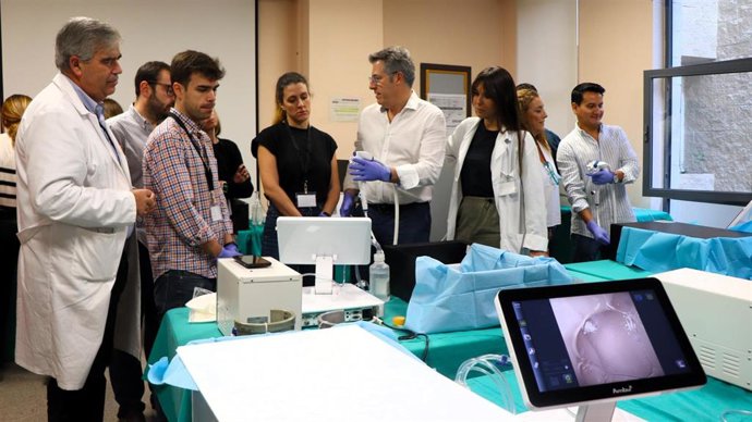 Imagen de la formación a cirujanos del país en endoscopia intraoperatoria en el Hospital Juan Ramón Jiménez de Huelva.