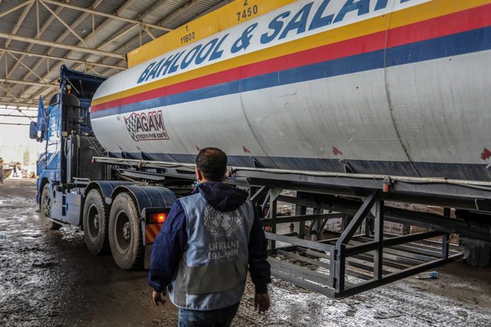 15 November 2023, Palestinian Territories, Rafah: UNRWA enters two trucks of fuel through the Al-Masry crossing into Gaza. Photo: Abed Rahim Khatib/dpa