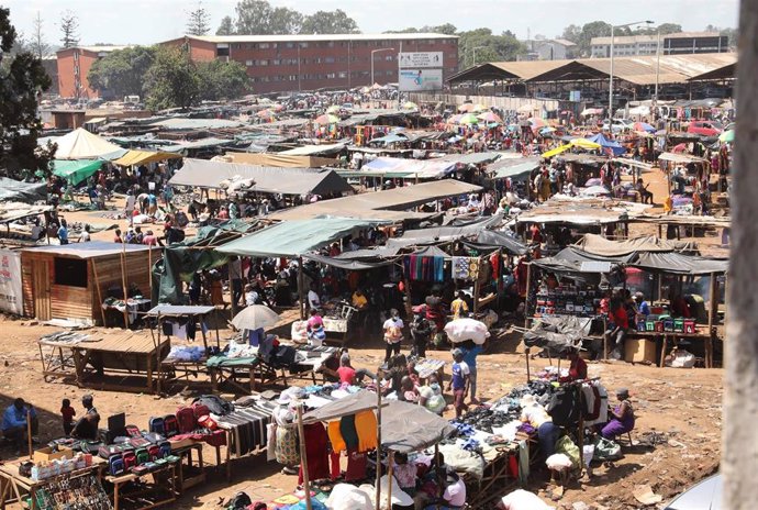 Archivo - Imagen de un mercado en Mbare, en los suburbios al sur de la capital de Zimbabue, Harare