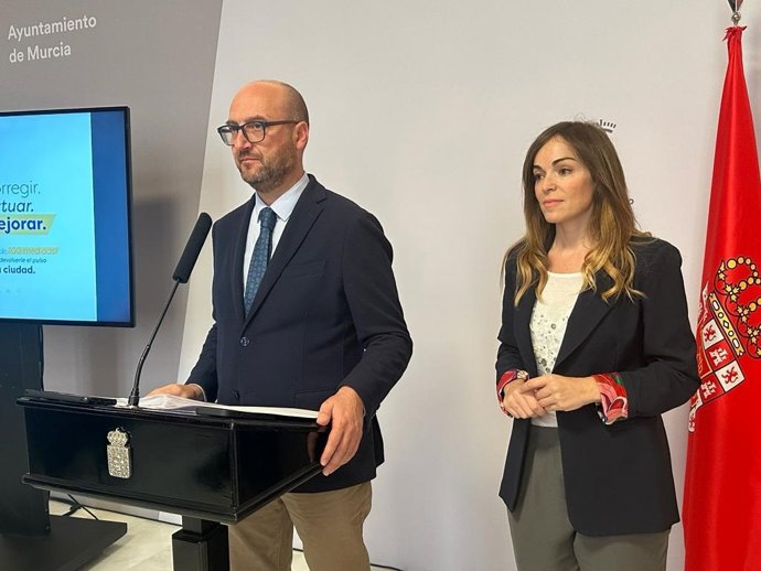 El concejal de Movilidad, José Francisco Muñoz, junto a la vicealcaldesa, Rebeca Pérez, en una rueda de prensa