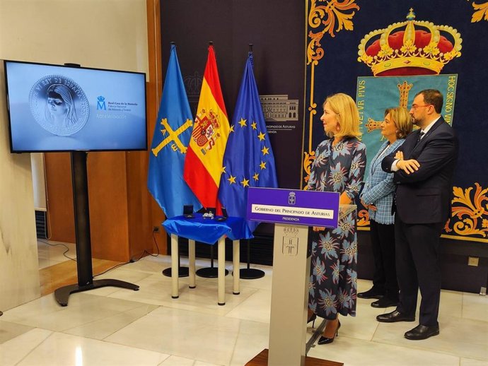 La presidenta de la Fábrica Nacional de Moneda y Timbre, Isabel Valldecabres; la delegada del Gobierno en Asturias, Delia Losa; y el presidente del Principado, Adrián Barbón, en la presentación de la moneda  la mayoría de edad de la Princesa de Asturias