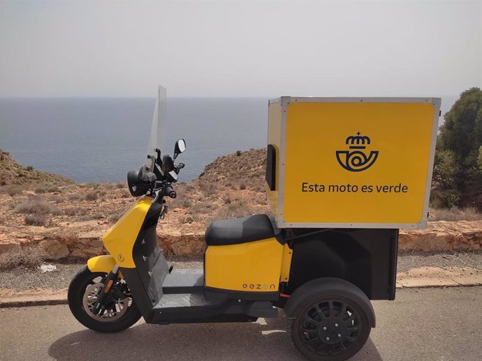 Triciclo incorporado a la flota de reparto de Correos en Almería.