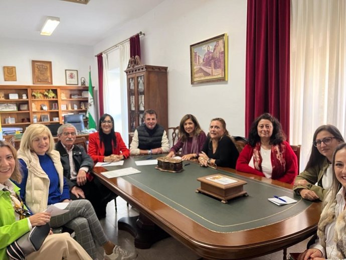 Botella (centro), en la reunión que ha mantenido en el Ayuntamiento de Pedroche con la Asociación de Fibromialgia del Norte de Córdoba.