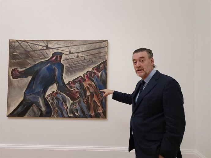 El director del Museo de Bellas Artes de Bilbao, Miguel Zugaza, ante la obra de Agustín Ibarrola "Obrero arengando"