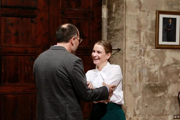 La presidenta del Govern, Marga Prohens, y el presidente del Tercer Sector de Baleares, Andreu Grimalt