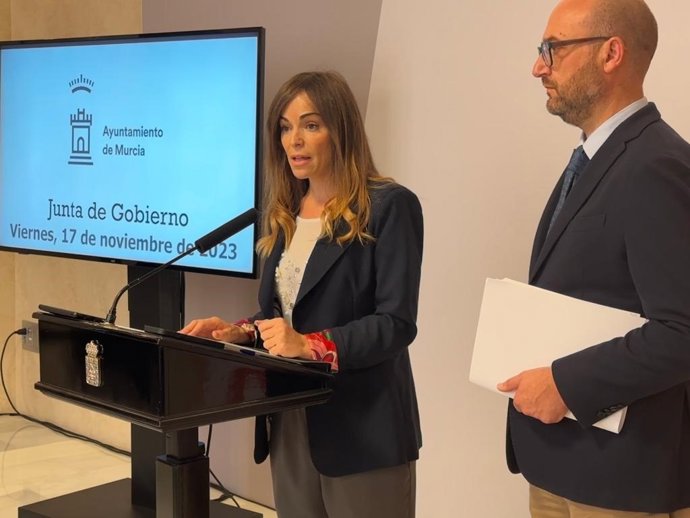 La vicealcaldesa y concejala de Fomento y Patrimonio del Ayuntamiento de Murcia, Rebeca Pérez, junto al edil de Movilidad, José Francisco Muñoz, en una rueda de prensa