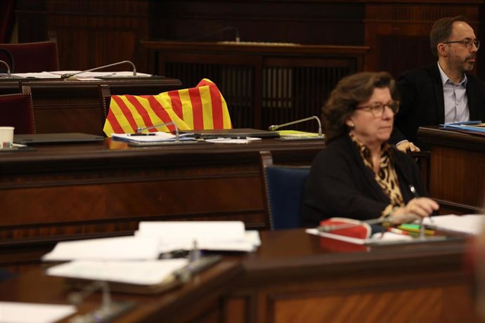 La silla vacía de un diputado de Més tras marcharse del pleno mientras interviene VOX en el Parlament balear.