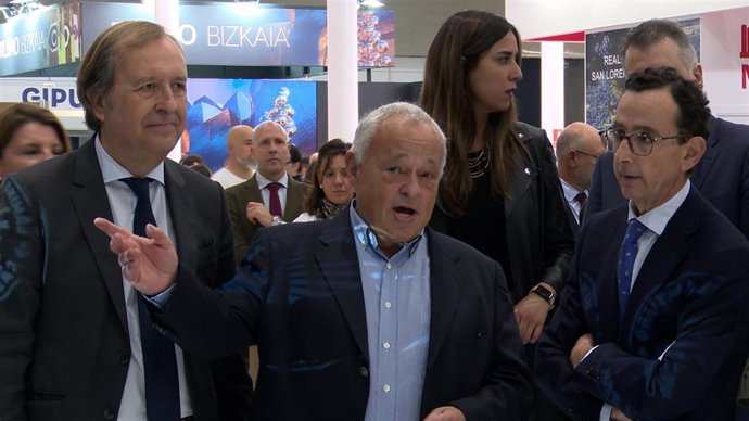 El consejero de Cultura, Gonzalo Santonja, visita Intur