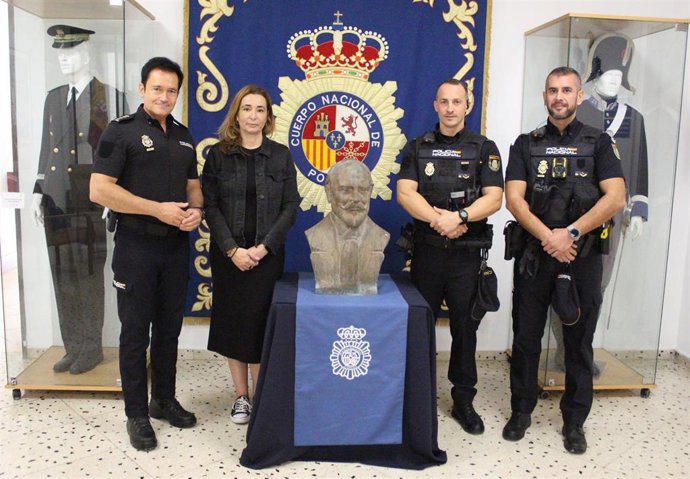 Archivo - Imagen de archivo de la entrega al Ayuntamiento de Valncia, por parte de la Policía Nacional, del busto del poeta Francesc Badenes tras su robo.     