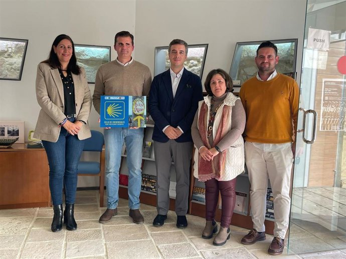 El alcalde de Estepa y el diputado de Turismo, en el punto de sellado para los peregrinos del Camino.