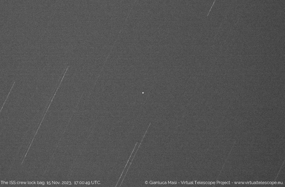 Imagen de la bolsa de herramientas perdida fuera de la ISS