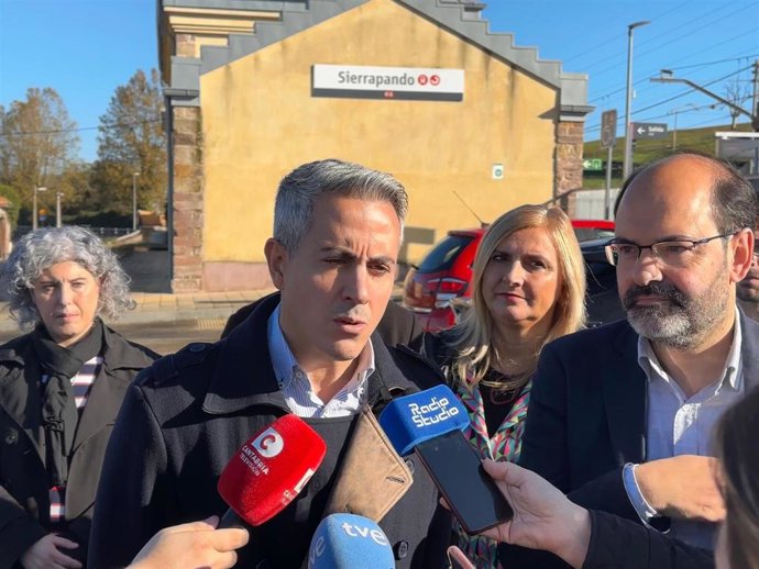 El secretario general del PSC-PSOE, Pablo Zuloaga, hace declaraciones a los medios