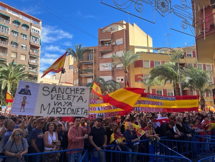 Concentración contra la amnistía frente a la sede del PSPV-PSOE en Alicante