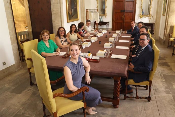 Archivo - La presidenta del Govern, Marga Prohens, reunida con los consellers en Consell de Govern.