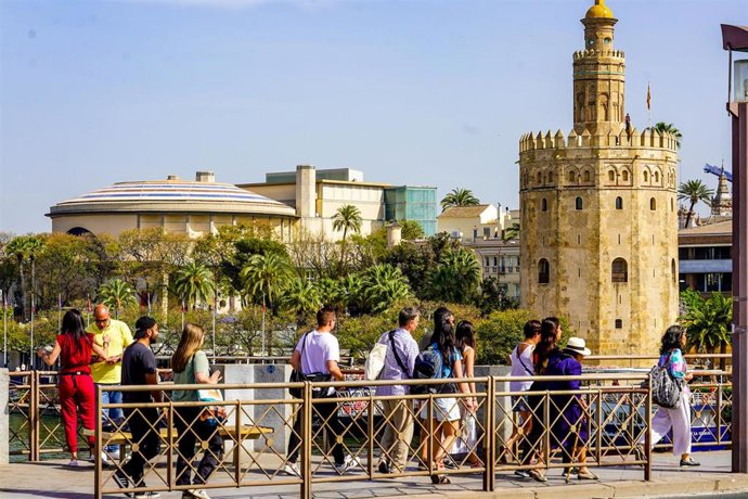 Archivo - Trasuntes por el Puente de San Telmo  en un día donde continúa el tiempo seco y soleado a 10 de abril del 2023 en Sevilla. Andalucía. La comunidad andaluza continúa la semana con tiempo seco y soleado, y se mantendrán las altas temperaturas a 