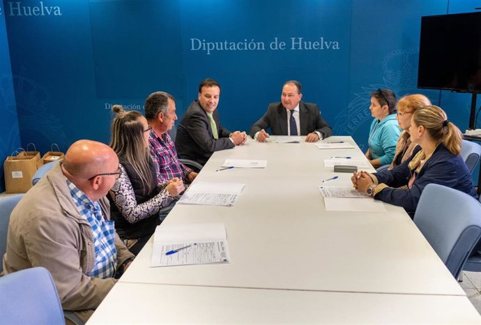 El presidente de la Diputación de Huelva, David Toscano, acompañado por el diputado de Reto Demográfico y Planes de Innovación Local, José Carlos Roda, ha firmado el contrato con algunos de los peones y oficiales de las obras del PFEA.