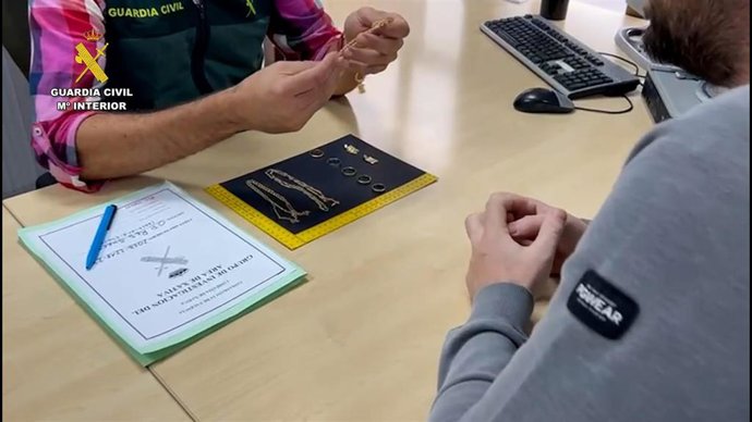 La Guardia Civil detiene a tres hombres por robar dos veces en la misma vivienda