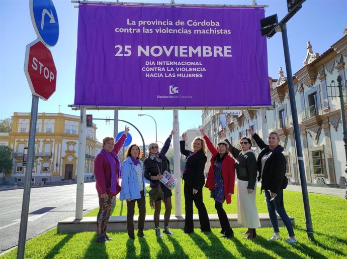 La delegada de Igualdad, Cooperación al Desarrollo, Consumo y Participación Ciudadana de la Diputación de Córdoba, Auxiliadora Moreno (centro), en la presentación de las actividades previstas con motivo de la celebración del 25N.
