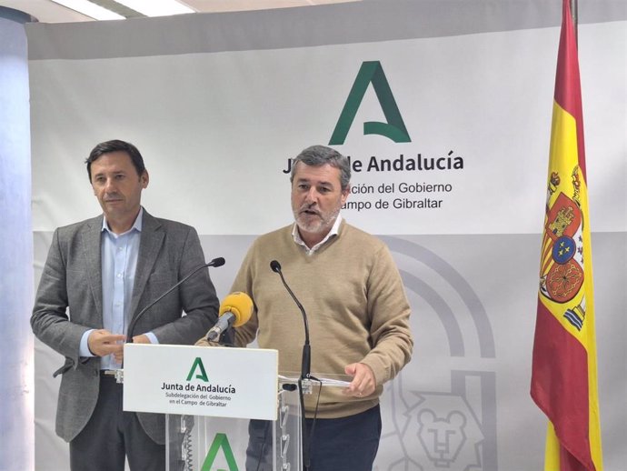 El subdelegado de la Junta de Andalucía en el Campo de Gibraltar, Javier Rodríguez Ros, y el delegado territorial de Inclusión Social, Juventud, Familia e Igualdad, Alfonso Candón, atendiendo a los medios.