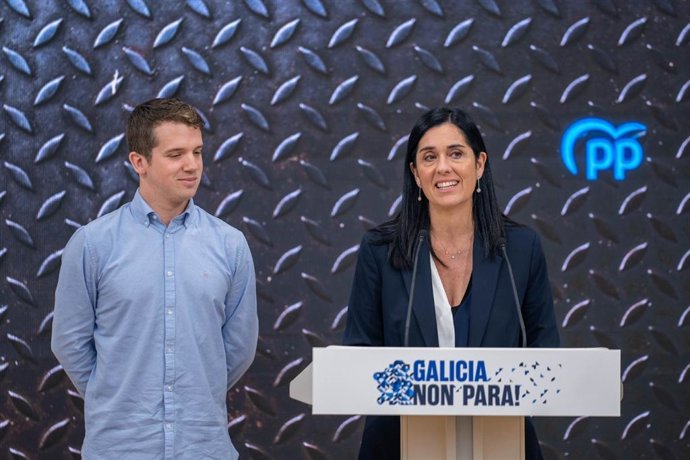 El presidente de Novas Xeracións, Adrián Pardo, y la secretaria general del PPdeG, Paula Prado, en rueda de prensa.