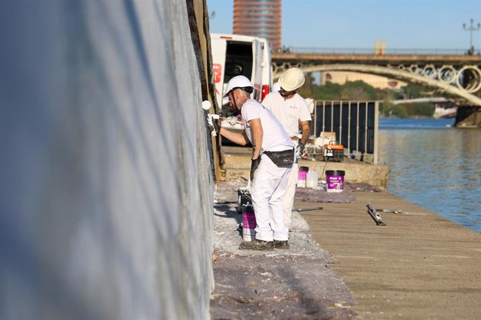Trabajos de arreglo y limpieza de la zapata de la calle Betis.