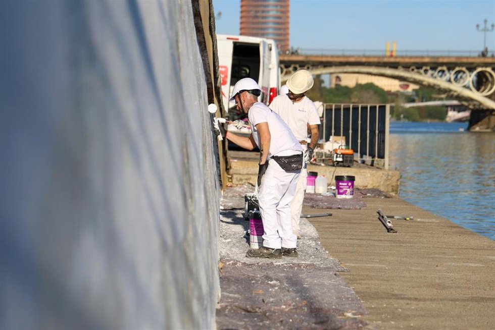 Trabajos de arreglo y limpieza de la zapata de la calle Betis.