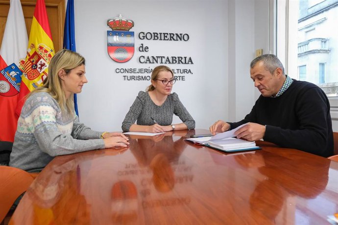 La Consejera De Cultura, Eva Guillermina Fernández, Se Reúne Con El Alcalde De Mazcuerras, Javier Camino