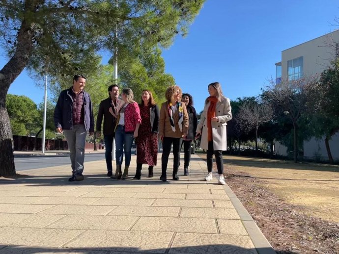 Limón (segunda por la derecha), junto a otros socialistas onubenses en el Campus de El Carmen de la Universidad de Huelva.
