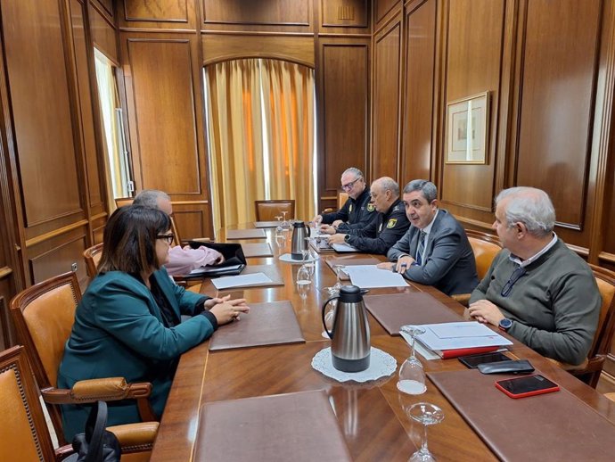 Reunión del subdelegado del Gobierno en Málaga con la asociación de vecinos Puertosol.