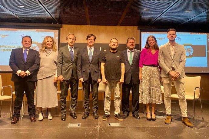 Participantes en la jornada 'Empresas con compromiso', en la Fundación Cajasol.
