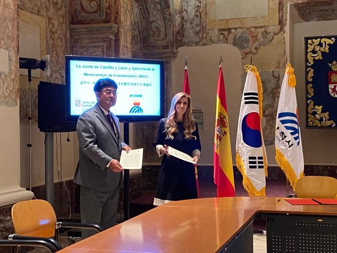 Representantes de la Consejería de Cultura, Turismo y Deportes de la Junta y de la ciudad surcoreana de Samcheok, en la presentación del acuerdo.